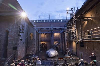 Jelenet az előadásból - © theater.hu - Ilovszky  Béla