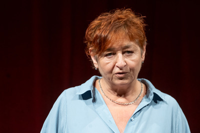 Lőkös Ildikó bevezetőt mond - © theater.hu - Ilovszky  Béla